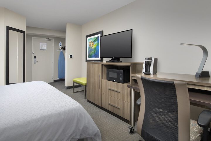 Room 11 of 33