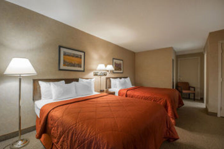 Econo Lodge Inn & Suites