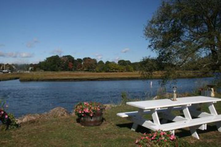 Sheas Riverside Inn & Motel