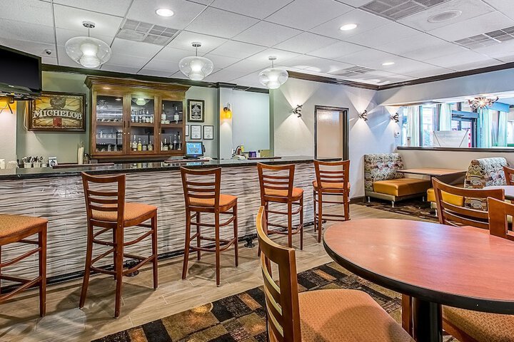 Lounge 58 of 71