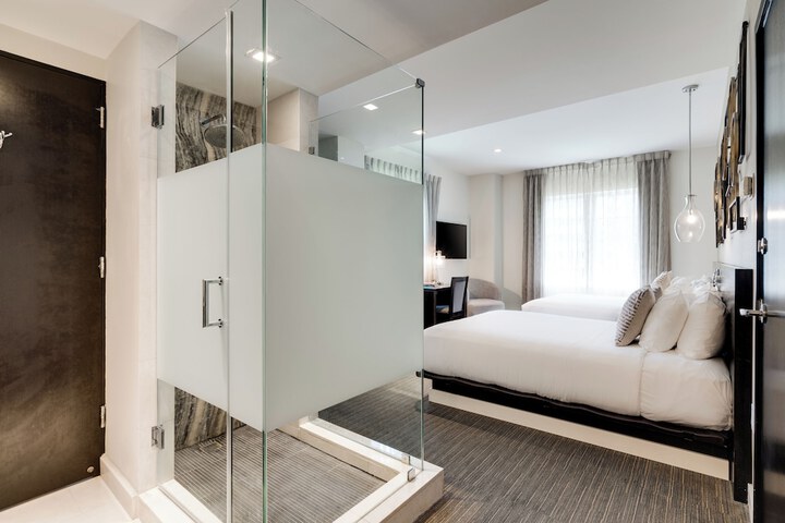 Room 32 of 95