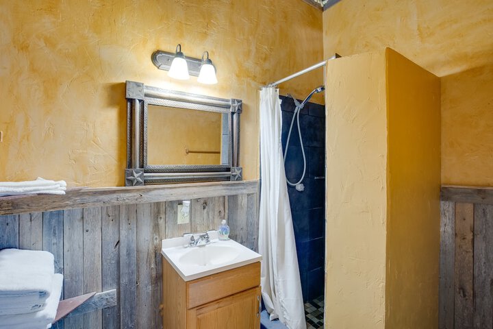 Community Pier: Cozy Kerens Cabin!