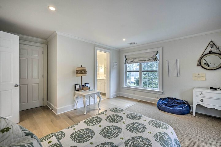 Shelter Island Retreat w / Outdoor Pool!