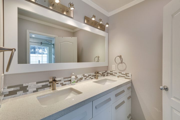 Lake Oswego Home w / Deck 9 Mi to Downtown Portland