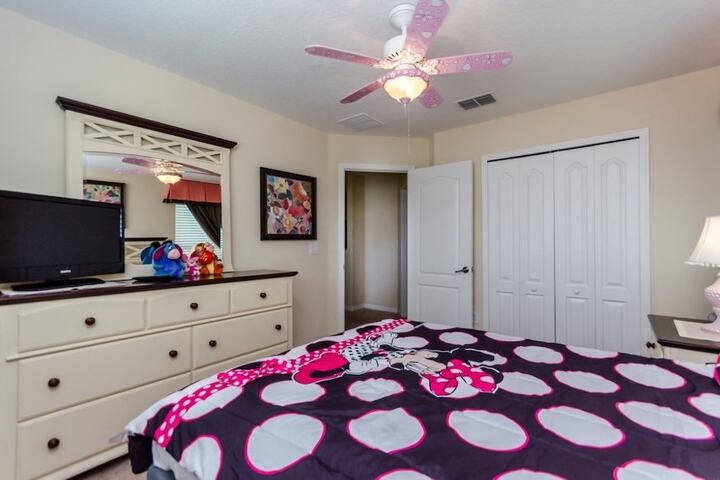 Room 12 of 25