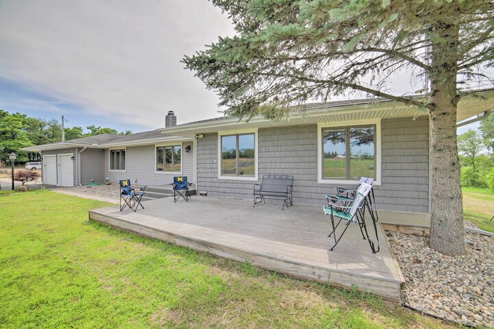 Near Boat Launch: Pet-friendly Grass Lake Getaway