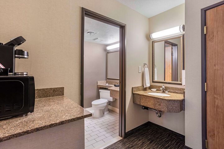 Best Western Plus Landmark Inn