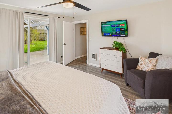 Main St. New with AC Monthly stays Charming Cottage KING BED