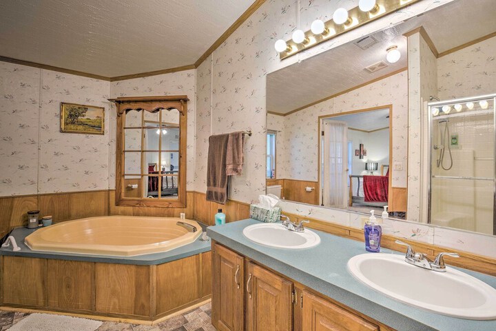 Cedar Creek Lake Access: Retreat w / Deck