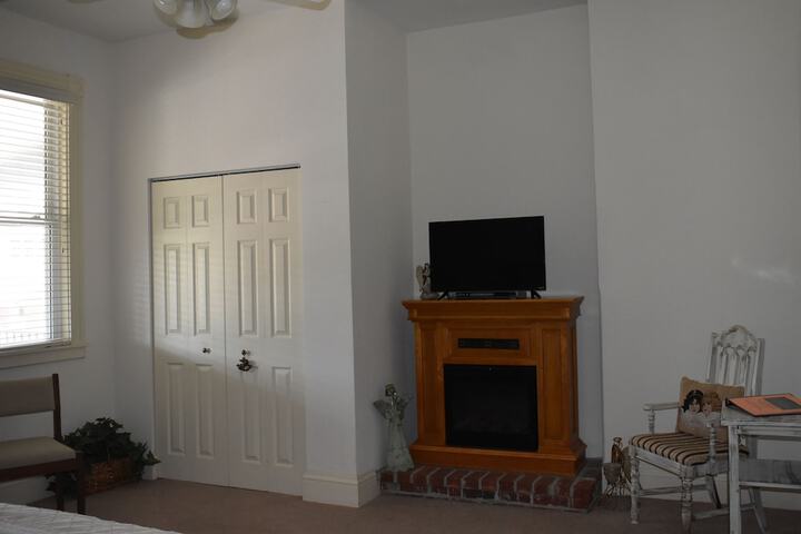 Room 102 of 238