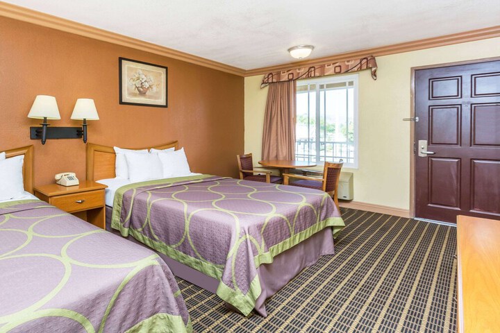Room 7 of 18