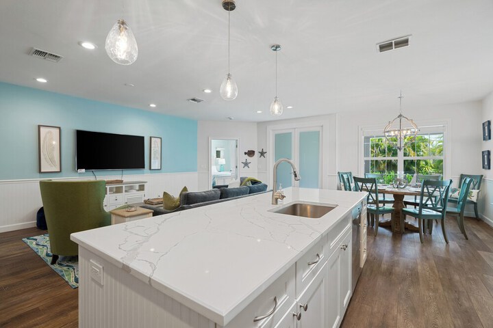 Sardinia Vacation Rental: Delightful Coastal Home near Vanderbilt Beach. Relax in a Private Pool and Spacious 4-BR Retreat with Modern Amenities. Ideal for Families. Minutes from Mercato and Local Attractions