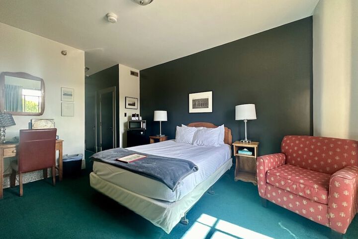 Room 27 of 85