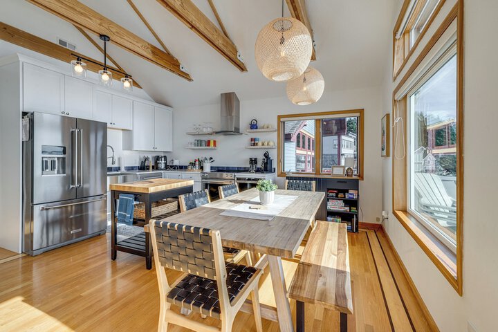 Oceanside Escape w / Stunning Views: Walk to Beach!