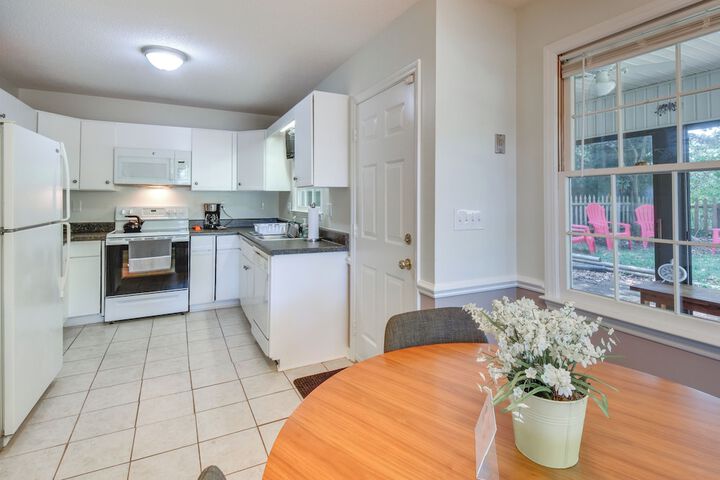 Seneca Escape w / Screened Patio: Near Lakes!