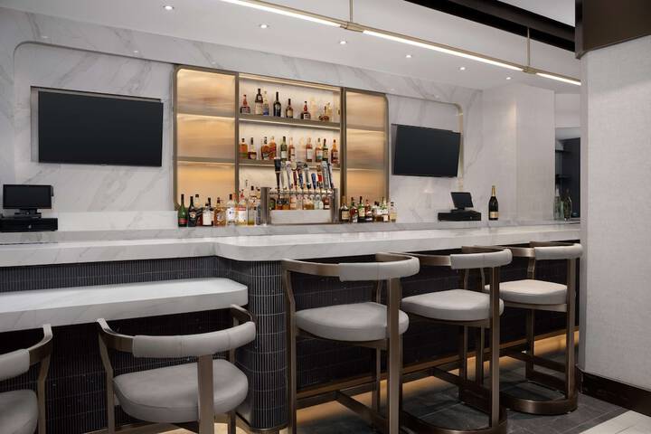 Lounge 126 of 131