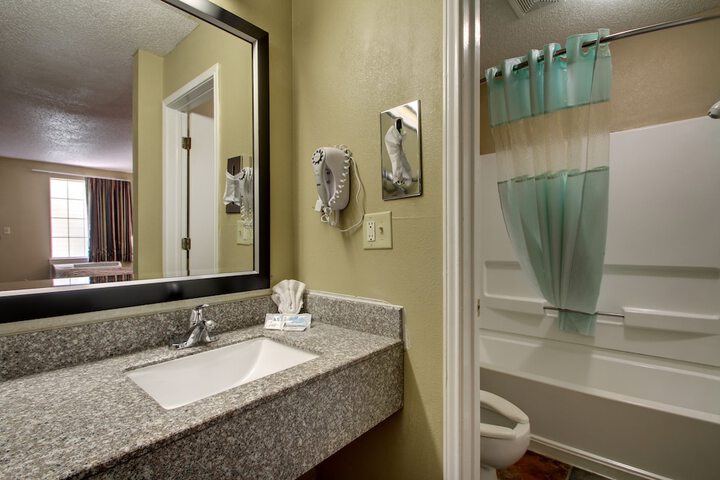 Room 4 of 7