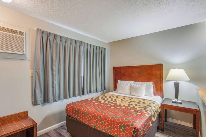 Econo Lodge Inn & Suites Yreka