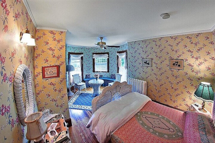 The Jeweled Turret Inn