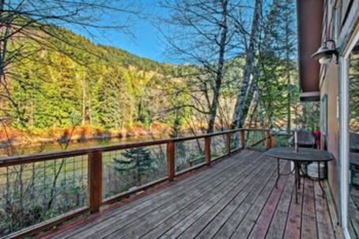 Huckleberry Hideout Cabin with Hot Tub