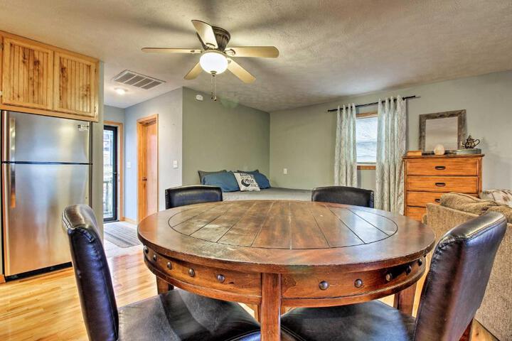 Stockton Lake Escape w / Kitchen Half Mile to Lake