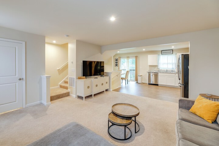 Sunlit Milford Townhome 2 Mi to Riverwalk!