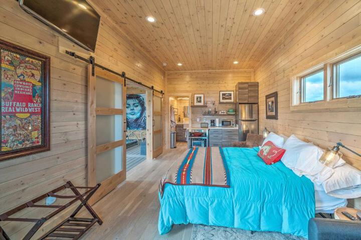 Ennis Lake Studio w / Kayak Pool & Fire Pit!