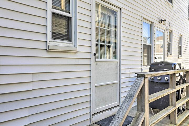 Seaside Escape w / Porch + Direct Beach Access