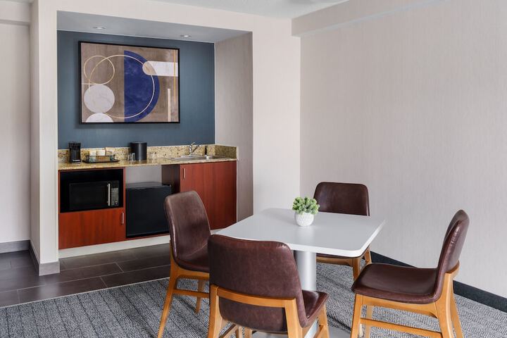 Courtyard by Marriott Manchester - Boston Regional Airport