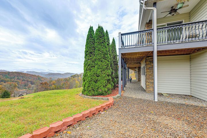 Near Hikes & Waterfalls: Smokey Mtn-view Haven!