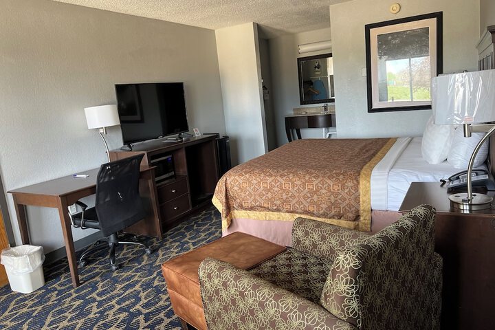 Greenlight Inn & Suites