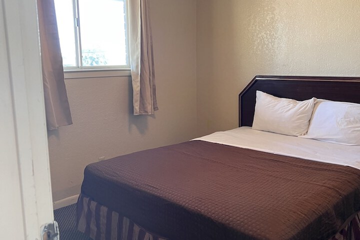 Room 11 of 16