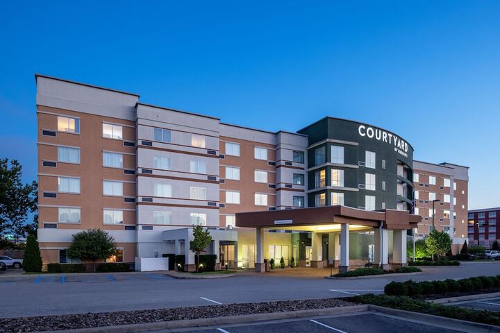 Courtyard by Marriott Charleston Downtown / Civic Center