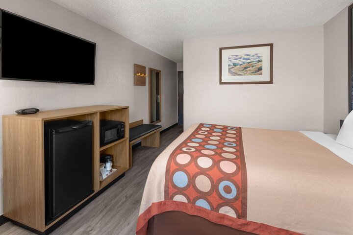 Super 8 by Wyndham Kent / Akron Area