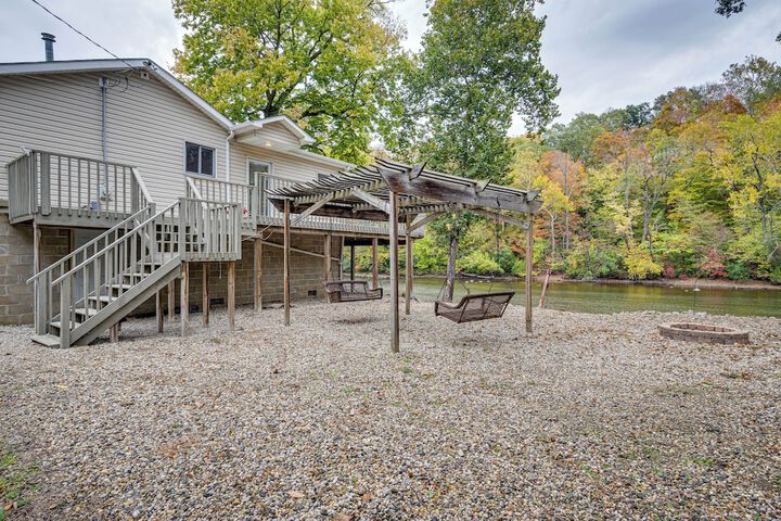 Riverfront Brookston Retreat w / Deck & River Tubes