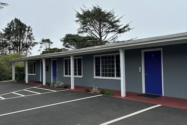 Tillicum Beach Motel (Deanes Oceanfront Lodge)