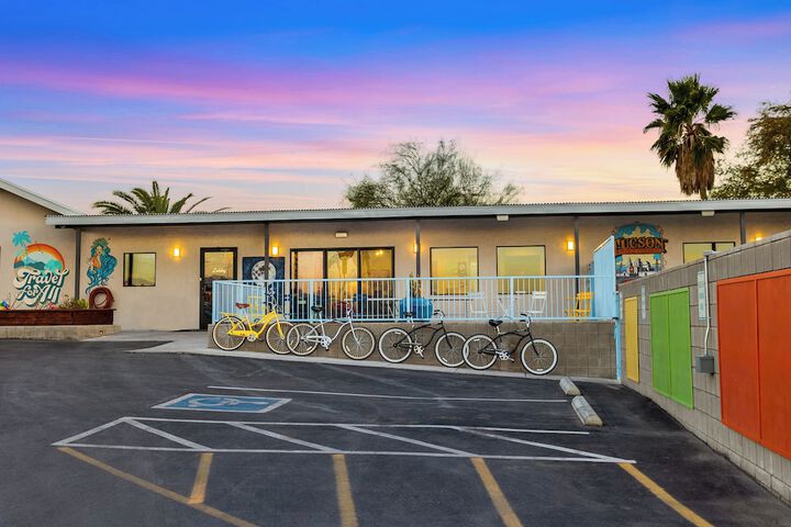 Hotel McCoy Tucson - Art Coffee, Beer, Wine