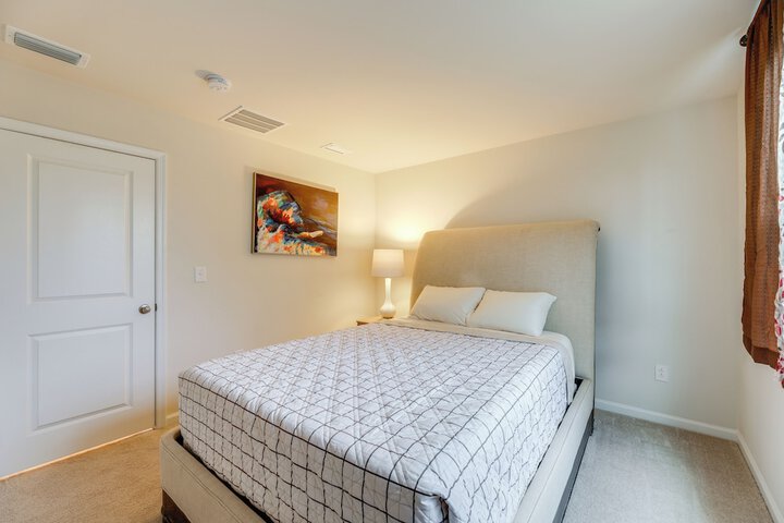 Sunlit Milford Townhome 2 Mi to Riverwalk!