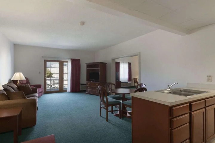 DAYS INN BY WYNDHAM CARROLLTON