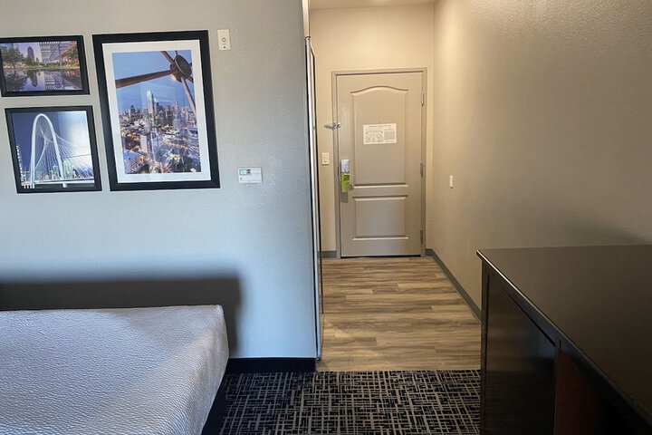 La Quinta Inn & Suites by Wyndham DFW Airport West - Euless