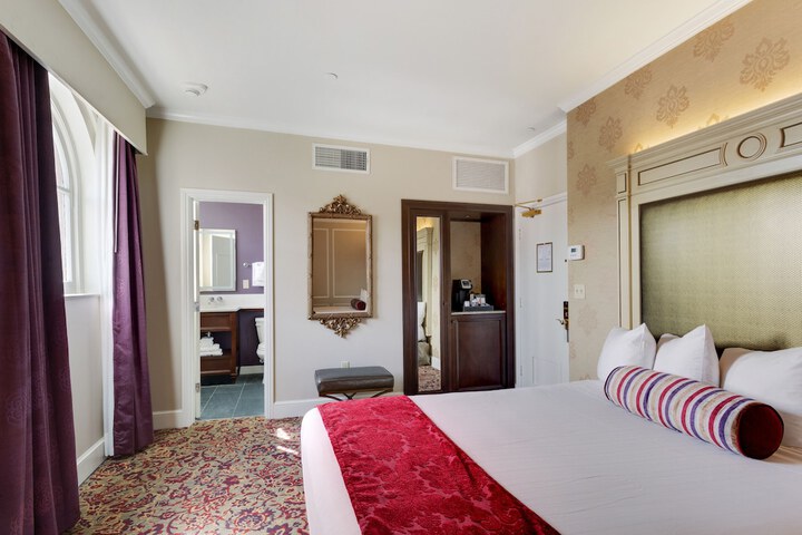 Room 13 of 35