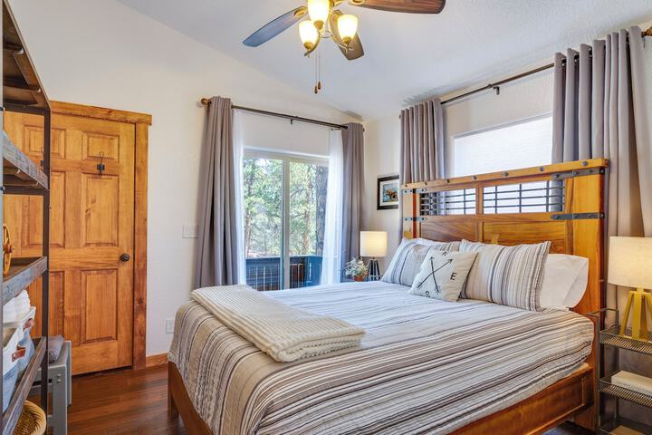 Woodland Park Apartment: Forest Views + Deck!