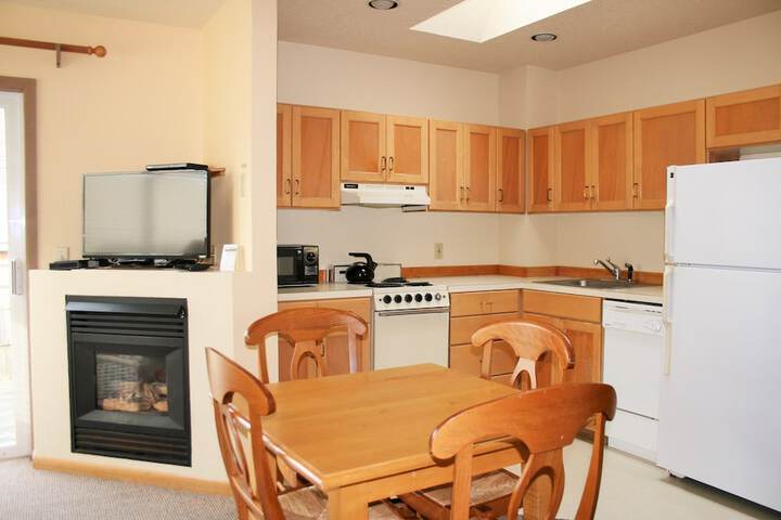 The Waves / The Argonauta Inn/The White Heron Lodge