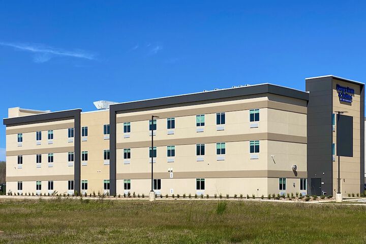 Days Inn & Suites by Wyndham Beaumont West / I-10 & Walden