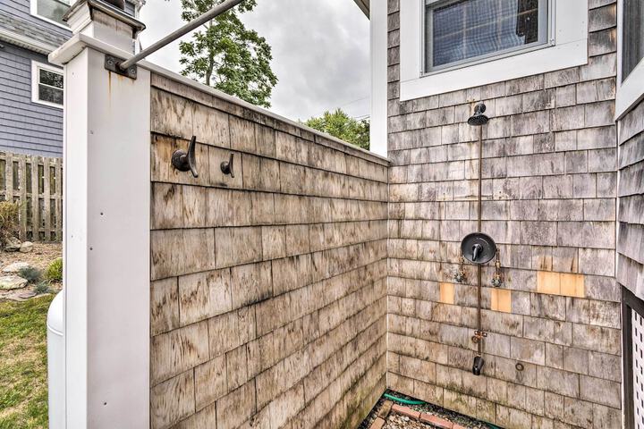 Charming Bristol Cottage w / Private Beach!