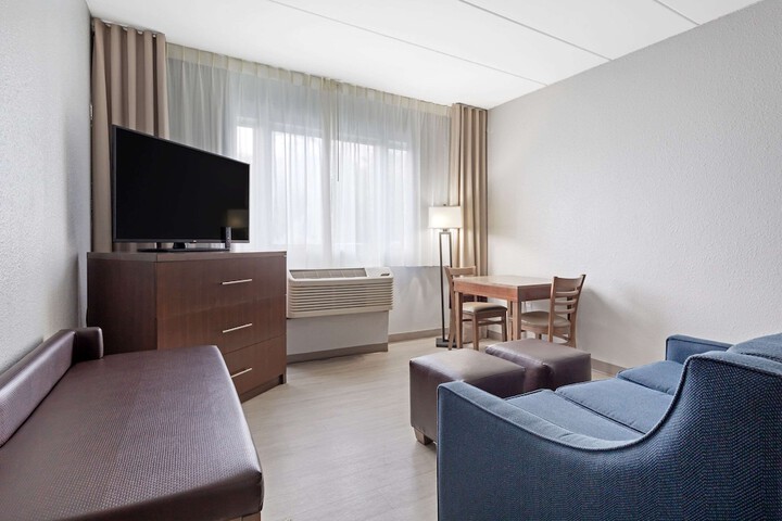 Clarion Hotel & Suites BWI Airport North