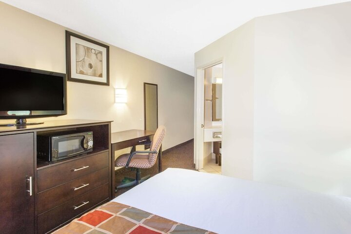 Room 6 of 18