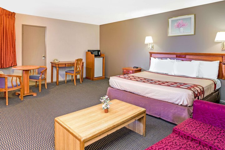 Room 9 of 13