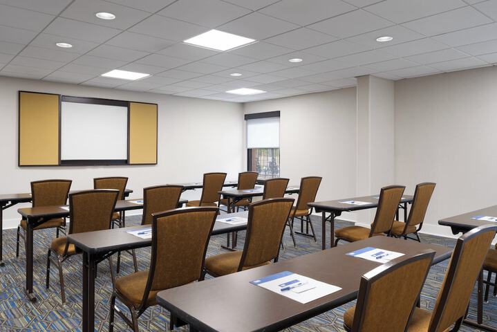 Holiday Inn Express Indianapolis Airport by IHG