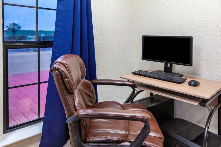 Business Center 14 of 16